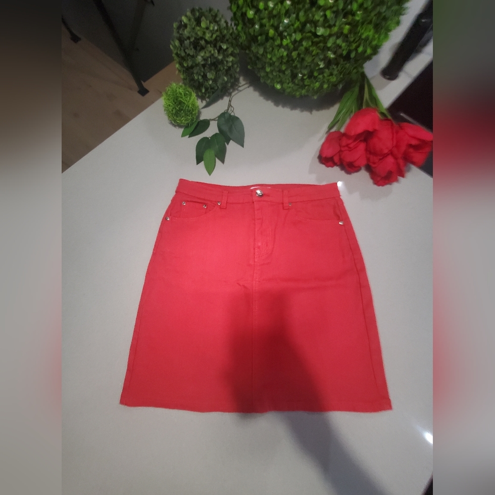 NWOT SAN FRANCISCO Superbe jupe neuve en jeans rouge extensible